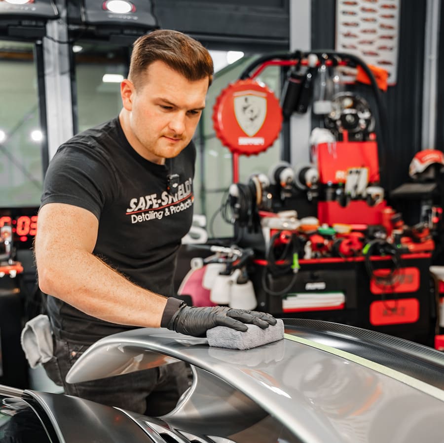 Tim Kohl bei der professionellen Fahrzeugaufbereitung
