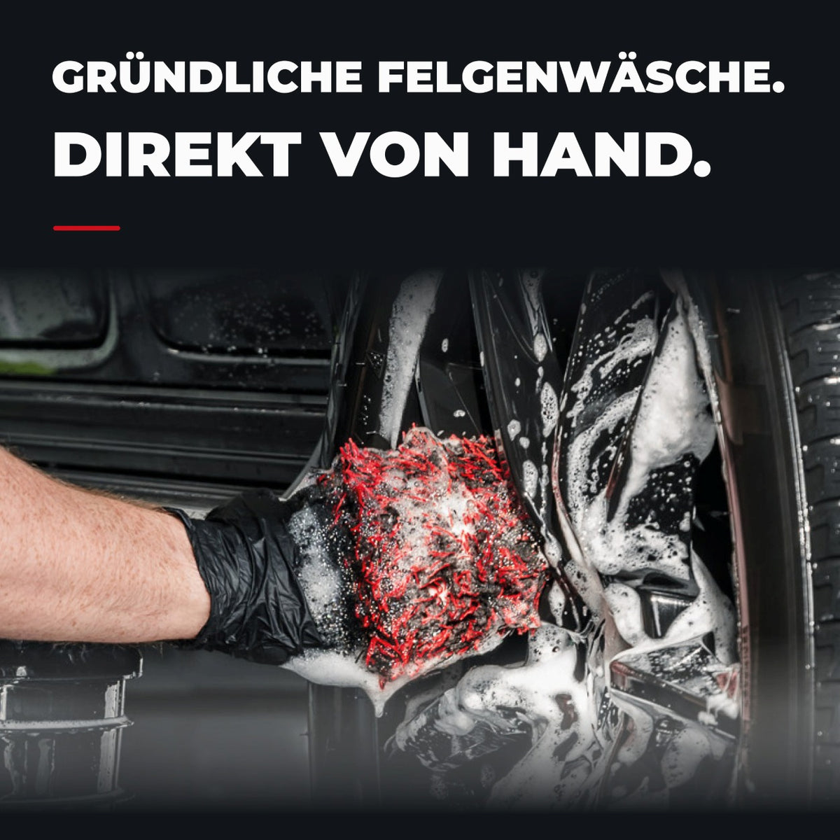 Safe-Shield Felgen-Waschhandschuh bei der gründlichen Reinigung einer eingeschäumten Felge von Hand.